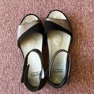 Earth Leather Flat Shoe with High Ankle Strap Style Ficus Sagittarius Size 7 W